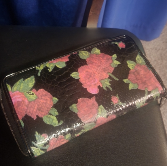 💕Betsey Johnson Rose Wallet! - Picture 3 of 3